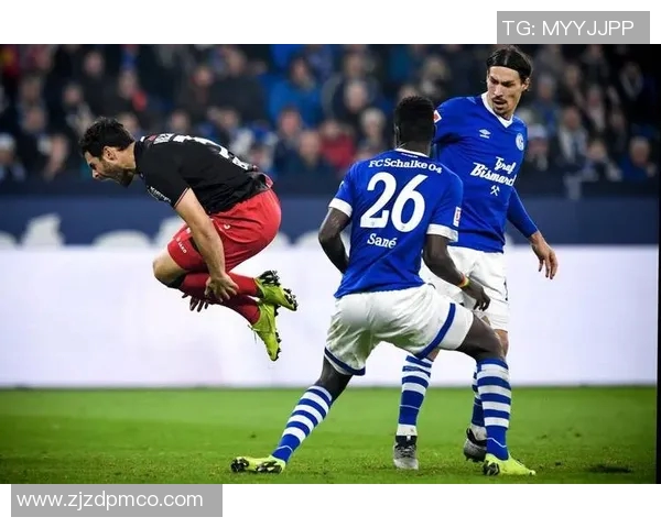 沙尔克04深陷泥潭,降级阴影笼罩球队前途 沙尔克04深陷泥潭,降级阴影笼罩球队前途